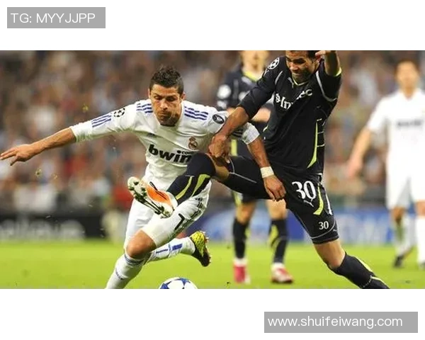 夏日街头足球明星时尚穿搭大赏展现运动魅力与潮流风范